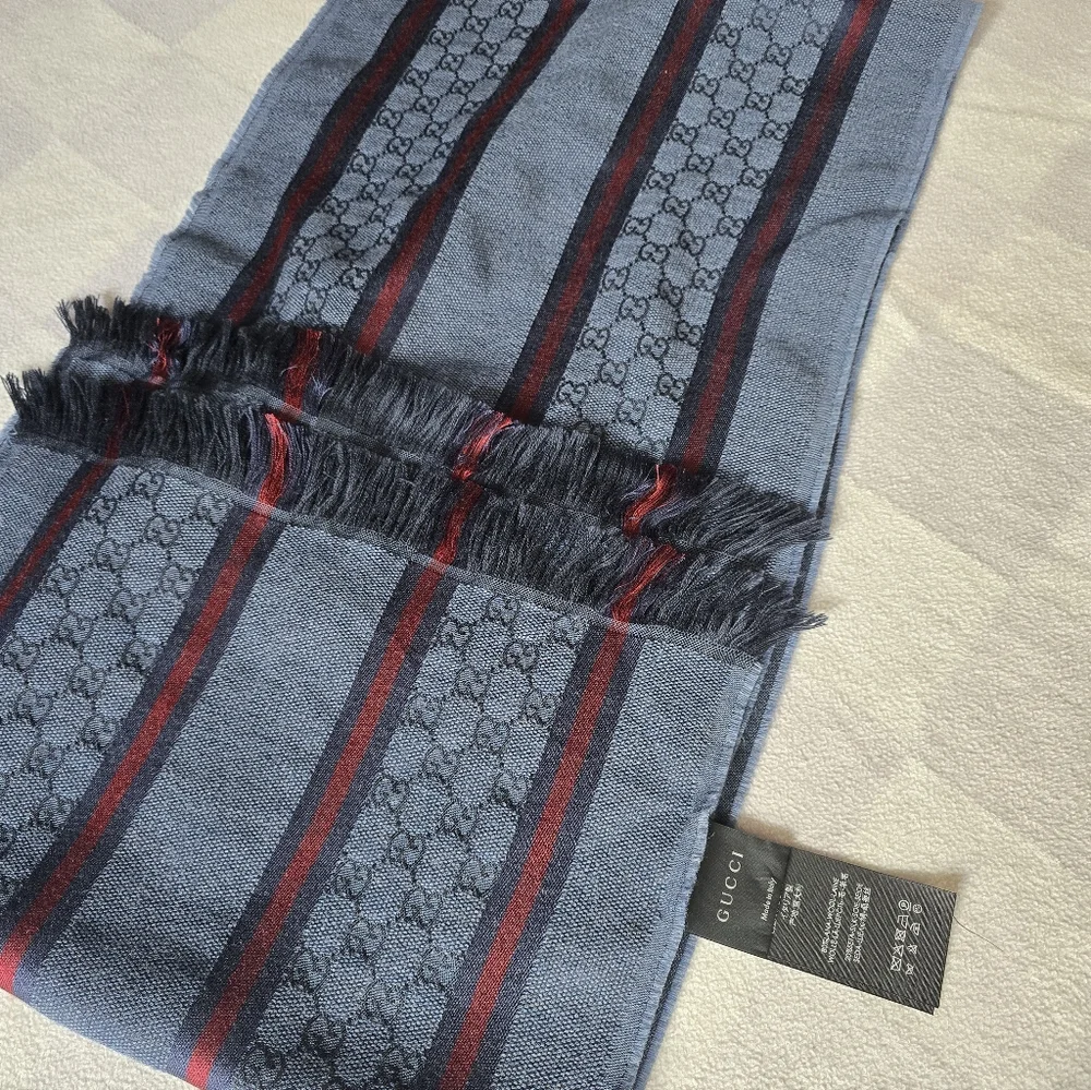 Authentic Gucci Men's Scarf in Navy and Crimson - Picture 6 of 13